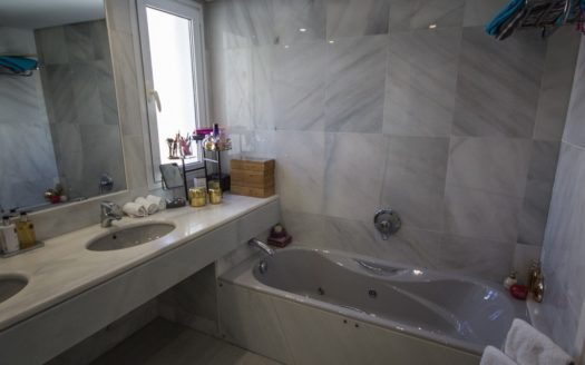 4 bedrooms Apartment in Nueva Andalucia