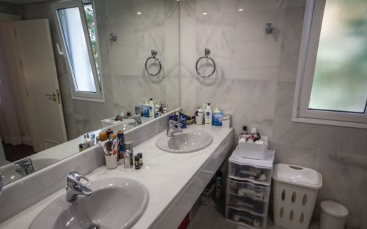 4 bedrooms Apartment in Nueva Andalucia