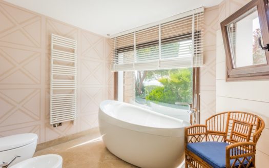 Villa de 5 dormitorios en Nueva Andalucia