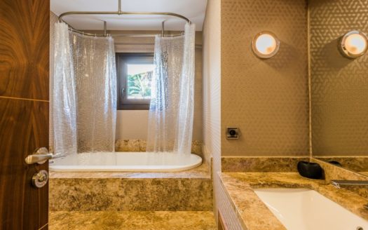 Villa de 5 dormitorios en Nueva Andalucia