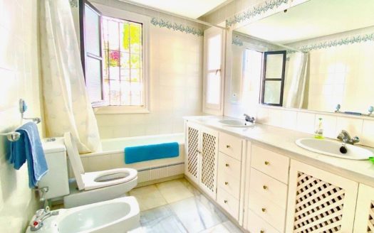 Apartamento de 3 dormitorios en  Benahavis