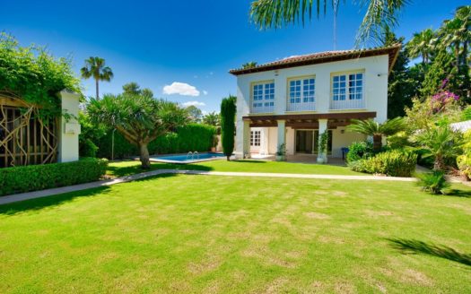 Villa de 7 dormitorios en Nueva Andalucia