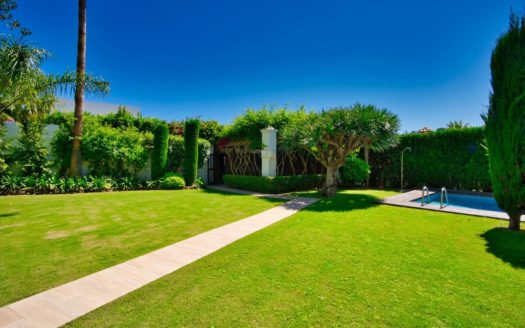 Villa de 7 dormitorios en Nueva Andalucia