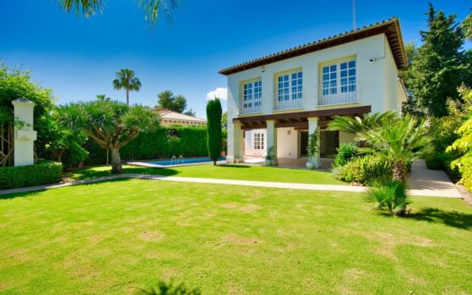 Villa de 7 dormitorios en Nueva Andalucia