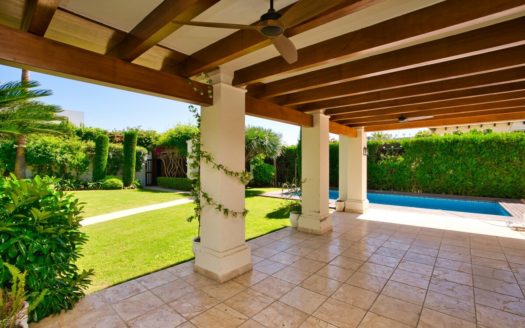 Villa de 7 dormitorios en Nueva Andalucia