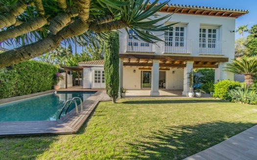 Villa de 7 dormitorios en Nueva Andalucia