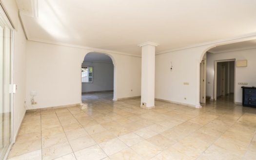 Villa de 7 dormitorios en Nueva Andalucia