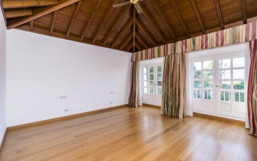 Villa de 7 dormitorios en Nueva Andalucia