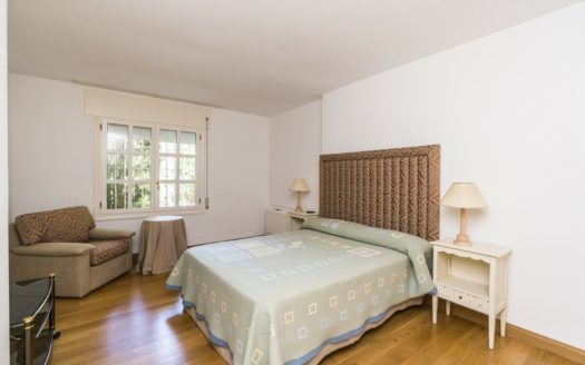 Villa de 7 dormitorios en Nueva Andalucia