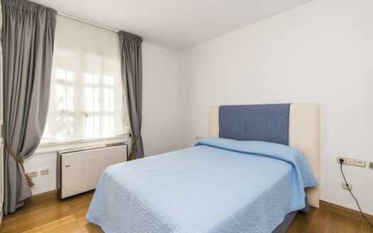 Villa de 7 dormitorios en Nueva Andalucia