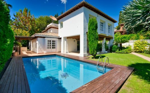 Villa de 7 dormitorios en Nueva Andalucia