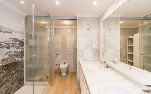 Villa de 7 dormitorios en Nueva Andalucia