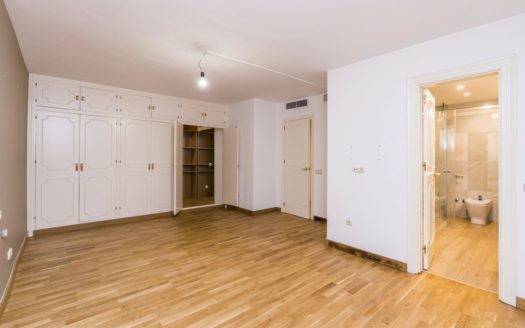 Villa de 7 dormitorios en Nueva Andalucia