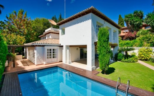 Villa de 7 dormitorios en Nueva Andalucia