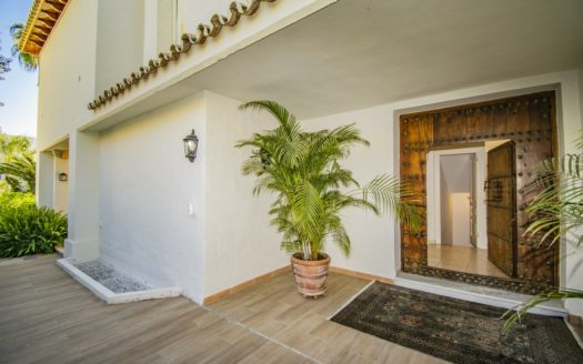 Villa de 7 dormitorios en Nueva Andalucia