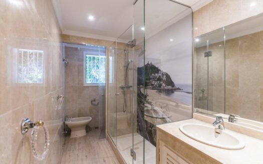 Villa de 7 dormitorios en Nueva Andalucia