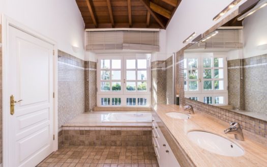 Villa de 7 dormitorios en Nueva Andalucia