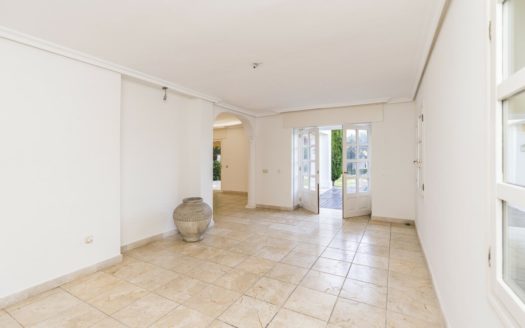 Villa de 7 dormitorios en Nueva Andalucia