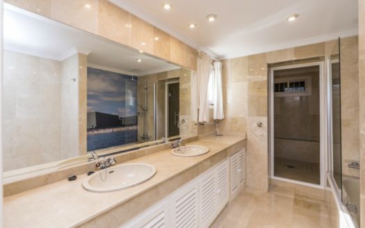 Villa de 7 dormitorios en Nueva Andalucia