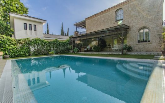 Villa de 4 dormitorios en Nueva Andalucia