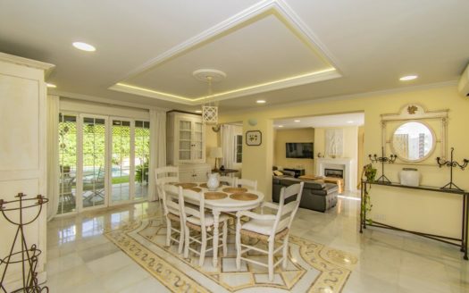 Villa de 4 dormitorios en Nueva Andalucia