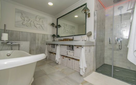 Villa de 4 dormitorios en Nueva Andalucia