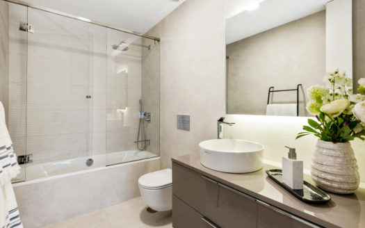 Apartamento de 3 dormitorios en Estepona Playa