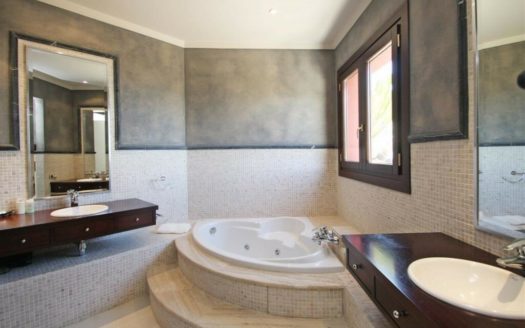 5 bedrooms Villa in Altos de los Monteros