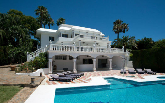 Villa de 5 dormitorios en Nueva Andalucia
