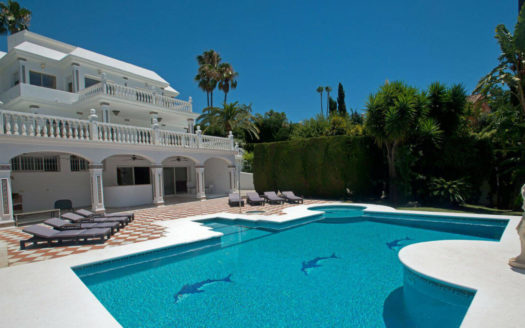 Villa de 5 dormitorios en Nueva Andalucia