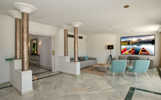 Villa de 5 dormitorios en Nueva Andalucia