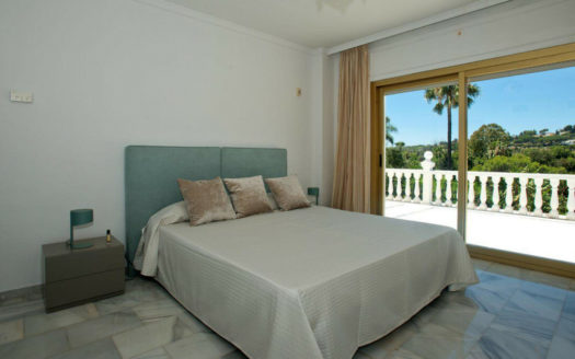 Villa de 5 dormitorios en Nueva Andalucia