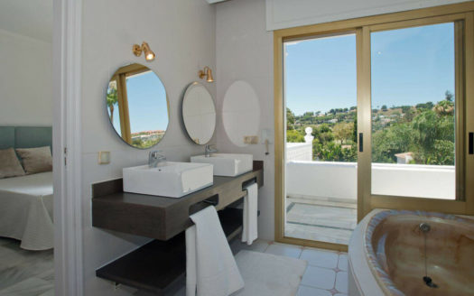 Villa de 5 dormitorios en Nueva Andalucia