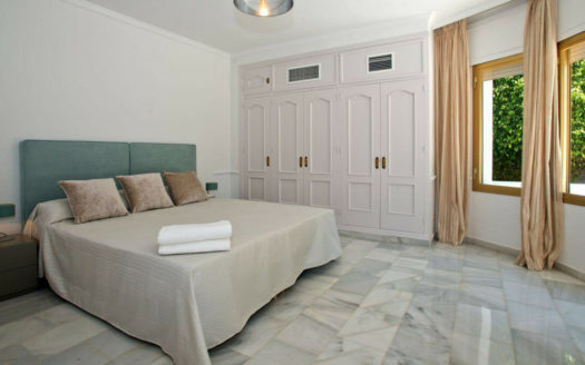 Villa de 5 dormitorios en Nueva Andalucia