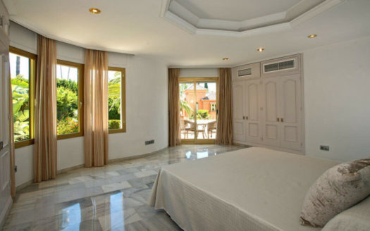 Villa de 5 dormitorios en Nueva Andalucia