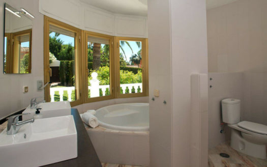 Villa de 5 dormitorios en Nueva Andalucia