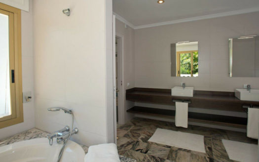 Villa de 5 dormitorios en Nueva Andalucia