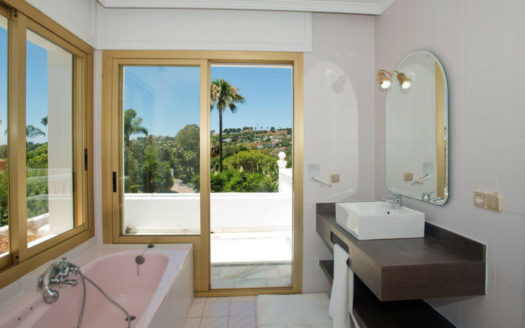 Villa de 5 dormitorios en Nueva Andalucia