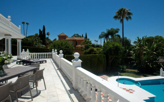 Villa de 5 dormitorios en Nueva Andalucia