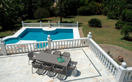 Villa de 5 dormitorios en Nueva Andalucia