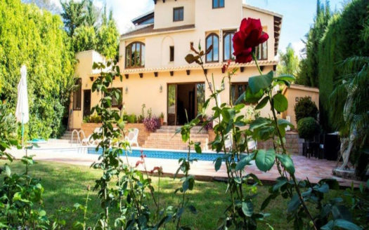 Villa de 7 dormitorios en Nueva Andalucia