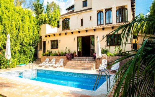 Villa de 7 dormitorios en Nueva Andalucia