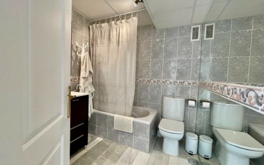 Apartamento de 3 dormitorios en Alcazaba Beach