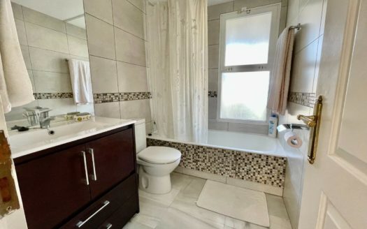 Apartamento de 3 dormitorios en Alcazaba Beach